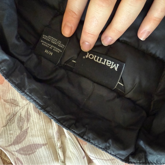 Marmot women’s Quilted Black Down Puffer Jacket 700 fill - Picture 8 of 8